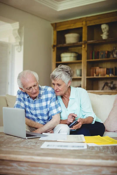 Martwi się para starszy sprawdzanie rachunków — Zdjęcie stockowe