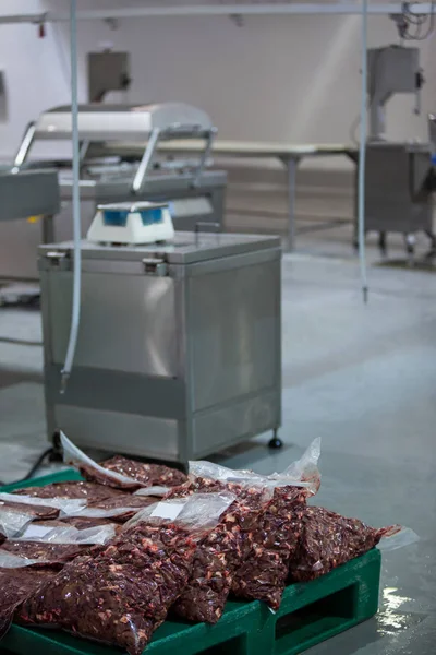 Embalagens de carne crua em um recipiente — Fotografia de Stock
