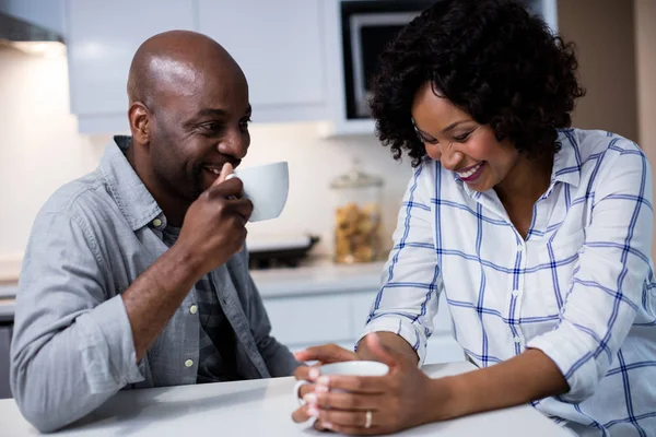 Casal interagindo enquanto toma café — Fotografia de Stock