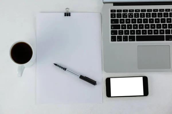 Laptop dengan smartphone dan secangkir kopi — Stok Foto