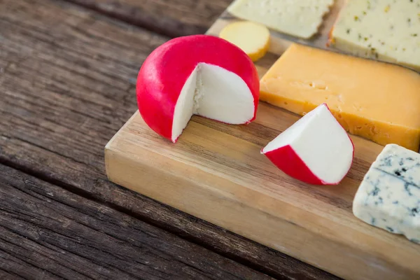 Peynir ahşap tahta üzerinde çeşitli — Stok fotoğraf