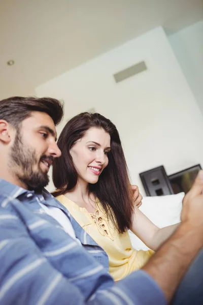 Pareja usando relajarse en sofá — Foto de Stock