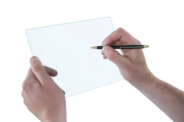 Mano de hombre fingiendo estar escribiendo en el portapapeles — Foto de Stock