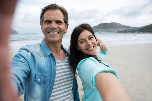Paar genießt am Strand — Stockfoto