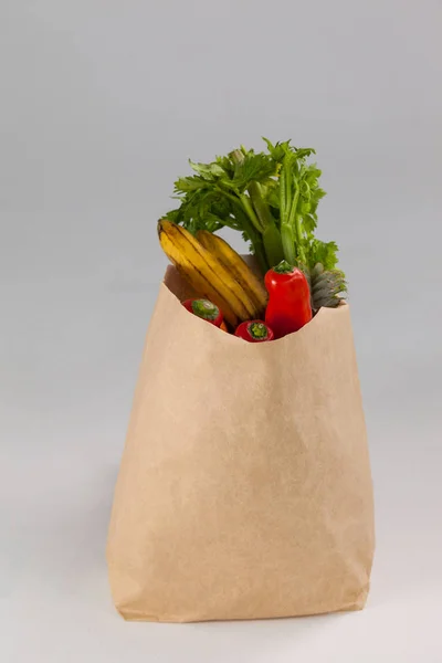 Фрукты и овощи в коричневой сумке — стоковое фото