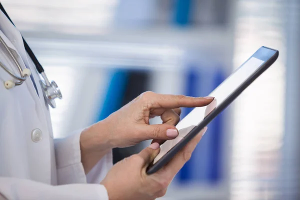 Médecin utilisant une tablette numérique — Photo