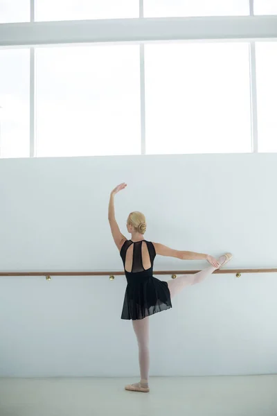 Bailarina practicando danza de ballet — Foto de Stock