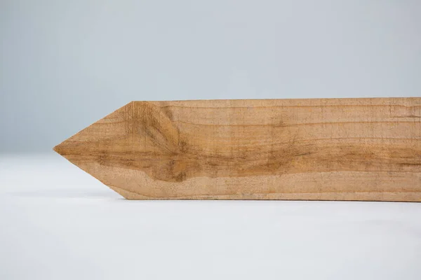 Крупный план деревянной стрелки — стоковое фото