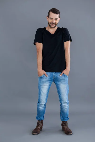 Чоловік у чорній футболці та блакитних джинсах — стокове фото