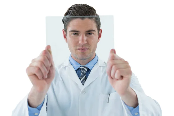 Doctor fingiendo estar examinando rayos X — Foto de Stock