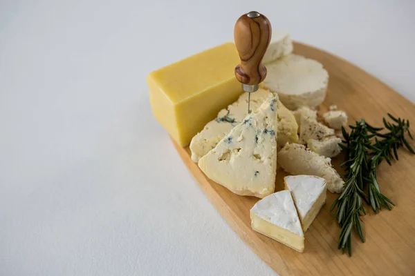 Variété de fromage au romarin et couteau — Photo