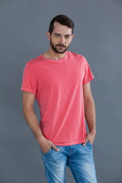 Knappe man in roze t-shirt — Stockfoto