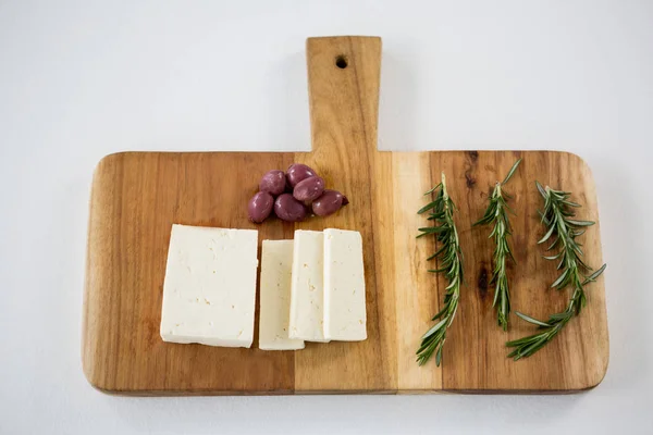 Ser z oliwkami i rozmaryn zioła — Zdjęcie stockowe