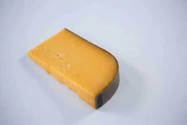 Stück Käse auf weißem Hintergrund — Stockfoto