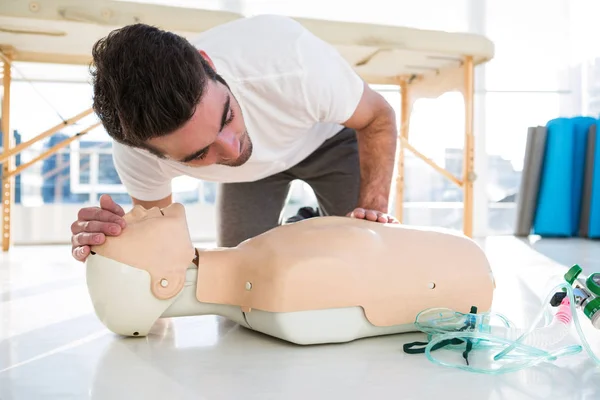 Reanimación cardiopulmonar de entrenamiento paramédico al hombre —  Fotos de Stock