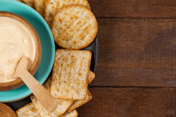 Biscoitos com molho de queijo em prato — Fotografia de Stock