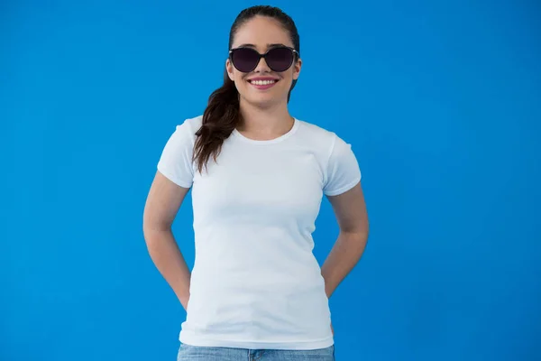 Kadın beyaz t-shirt ve güneş gözlüğü — Stok fotoğraf