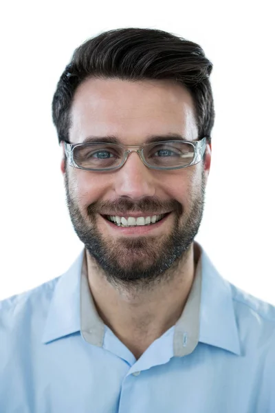 Мужчина в очках улыбается — стоковое фото