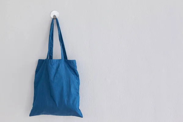 Bolso azul colgado en la pared — Foto de Stock