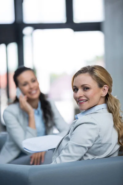 Femme d'affaires souriant dans le bureau — Photo