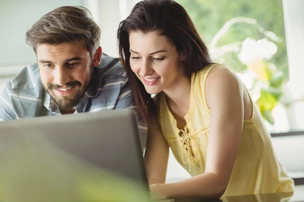 Glada par som använder laptop — Stockfoto
