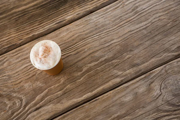 Café em copo descartável na mesa de madeira — Fotografia de Stock