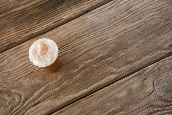 Café en taza desechable en mesa de madera — Foto de Stock