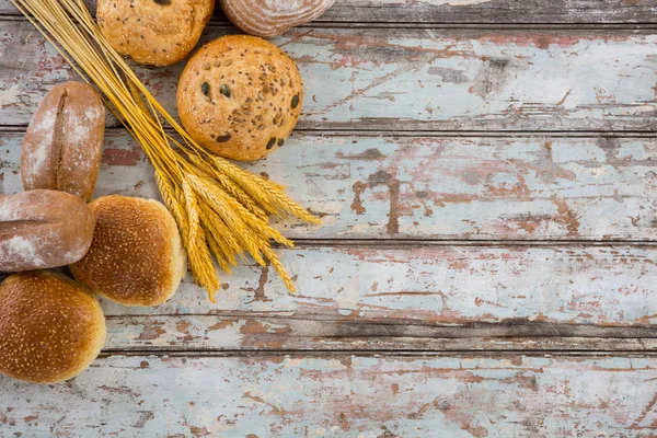 Pão pães com trigo na mesa — Fotografia de Stock