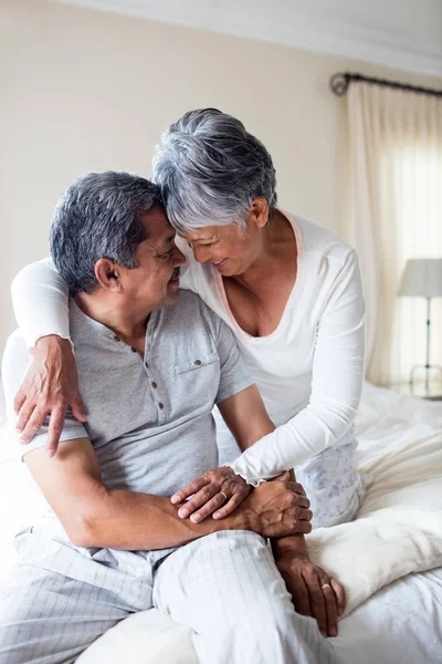 Romántica pareja abrazándose en el dormitorio —  Fotos de Stock