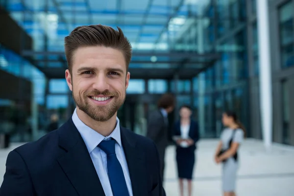 Glad affärsman i kontorslokaler — Stockfoto