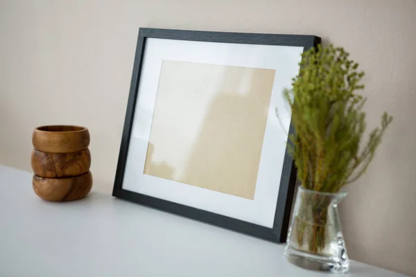 Картина с деревянным держателем карандаша и вазой — стоковое фото