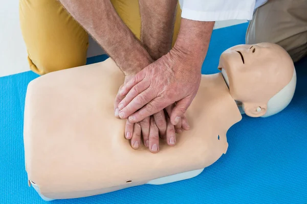 Ambulanspersonal utbildning hjärt-lungräddning till mannen — Stockfoto