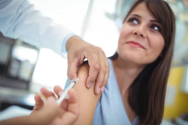 Médico que administra uma injecção ao doente — Fotografia de Stock