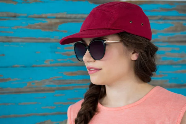 Mujer con gorra roja y gafas de sol — Foto de Stock