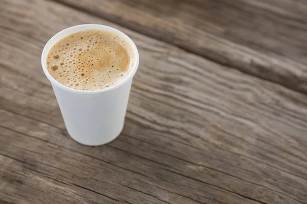 Крупный план кофе в одноразовой чашке — стоковое фото