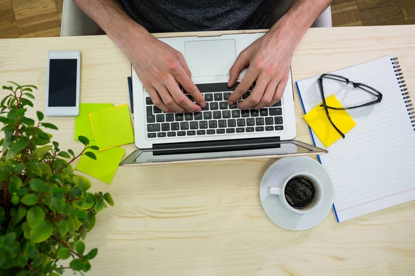 Grafisk formgivare använder laptop på skrivbord — Stockfoto