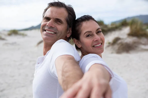 Casal romântico desfrutando na praia — Fotografia de Stock