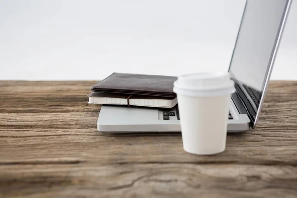 Laptop z pamiętnika i filiżanka kawy jednorazowe — Zdjęcie stockowe