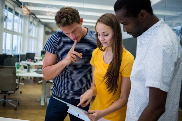 Grafikdesigner diskutieren über Tablet — Stockfoto