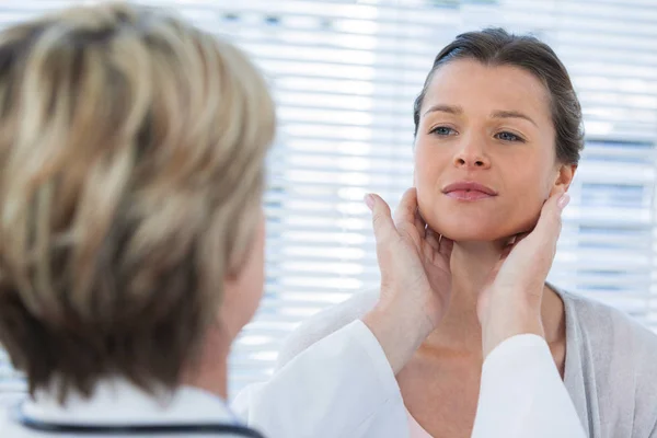 Médico examinando a un paciente — Foto de Stock