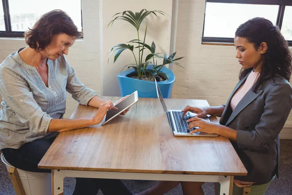 Executivos de negócios usando laptop e tablet — Fotografia de Stock