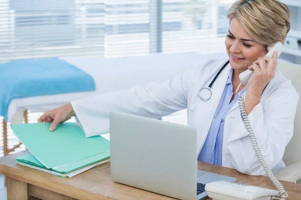 Médico Feminino Falando Por Telefone — Fotografia de Stock