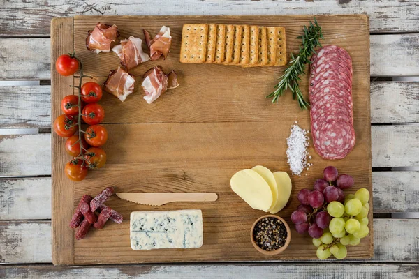 Queijo, biscoitos e presunto de Roquefort — Fotografia de Stock