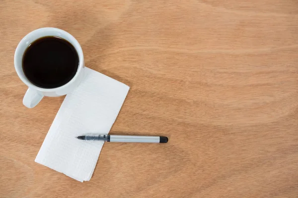 Černá káva s hedvábný papír a pero — Stock fotografie