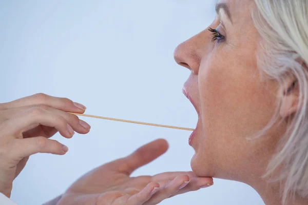 Medico che esamina un paziente — Foto Stock