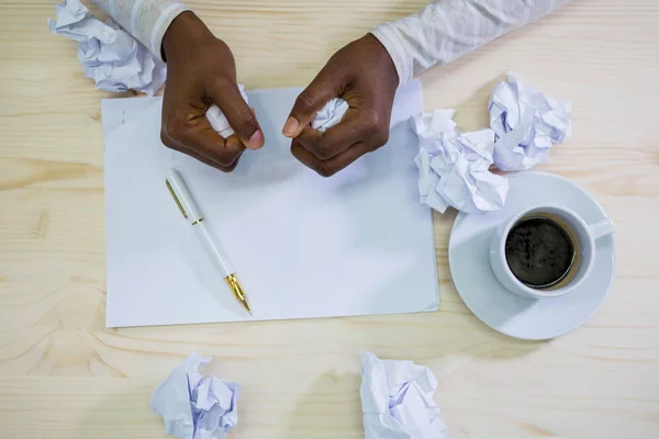 Графічний дизайнер розсипає папір за столом — стокове фото
