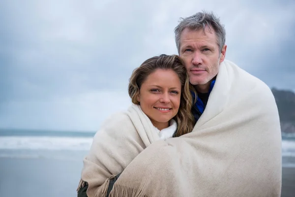 Paar am Strand in Schal gehüllt — Stockfoto