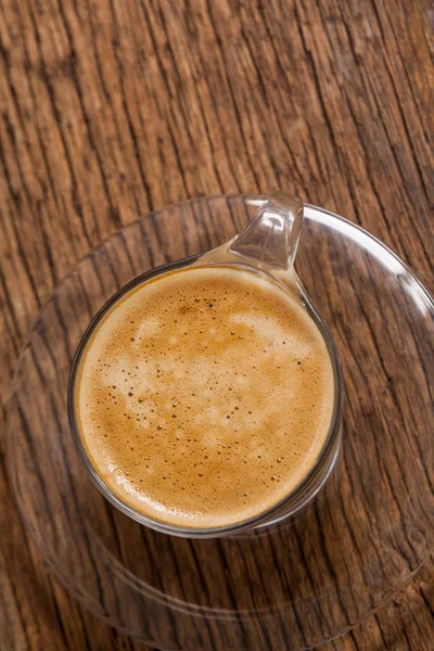 Чашка кави на дерев'яному столі — стокове фото