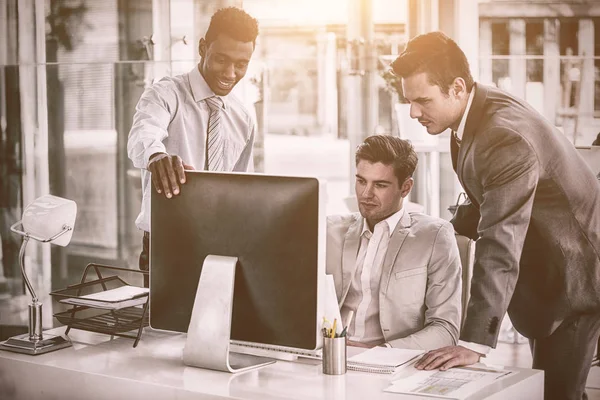 Personale d'affari concentrato che indaga sul computer — Foto Stock