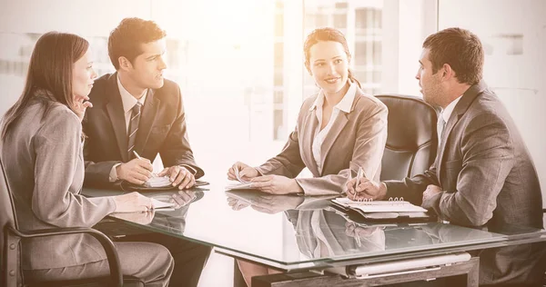 Бізнесмени та бізнес-леді говорять під час зустрічі — стокове фото